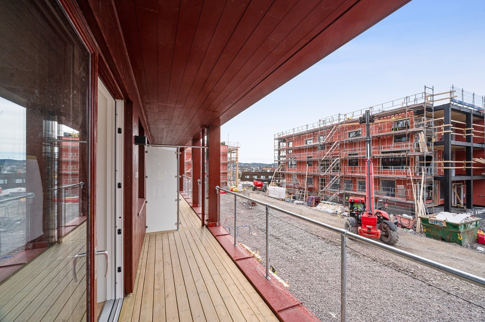 Ca. 8 kvm vestvendt balkong i 2 etg. Vender inn mot gårdshage. Galleribilde