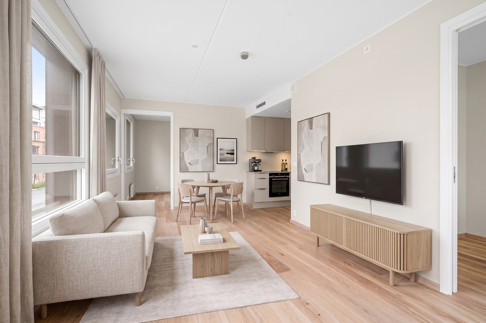 3-roms hjørneleilighet m/lys fra to sider. Fotoet av leil. er redigert m/KI. Avvik vil forekomme. Trykk på 360-ikon for å oppleve boligen virtuelt fra april 26. Galleribilde