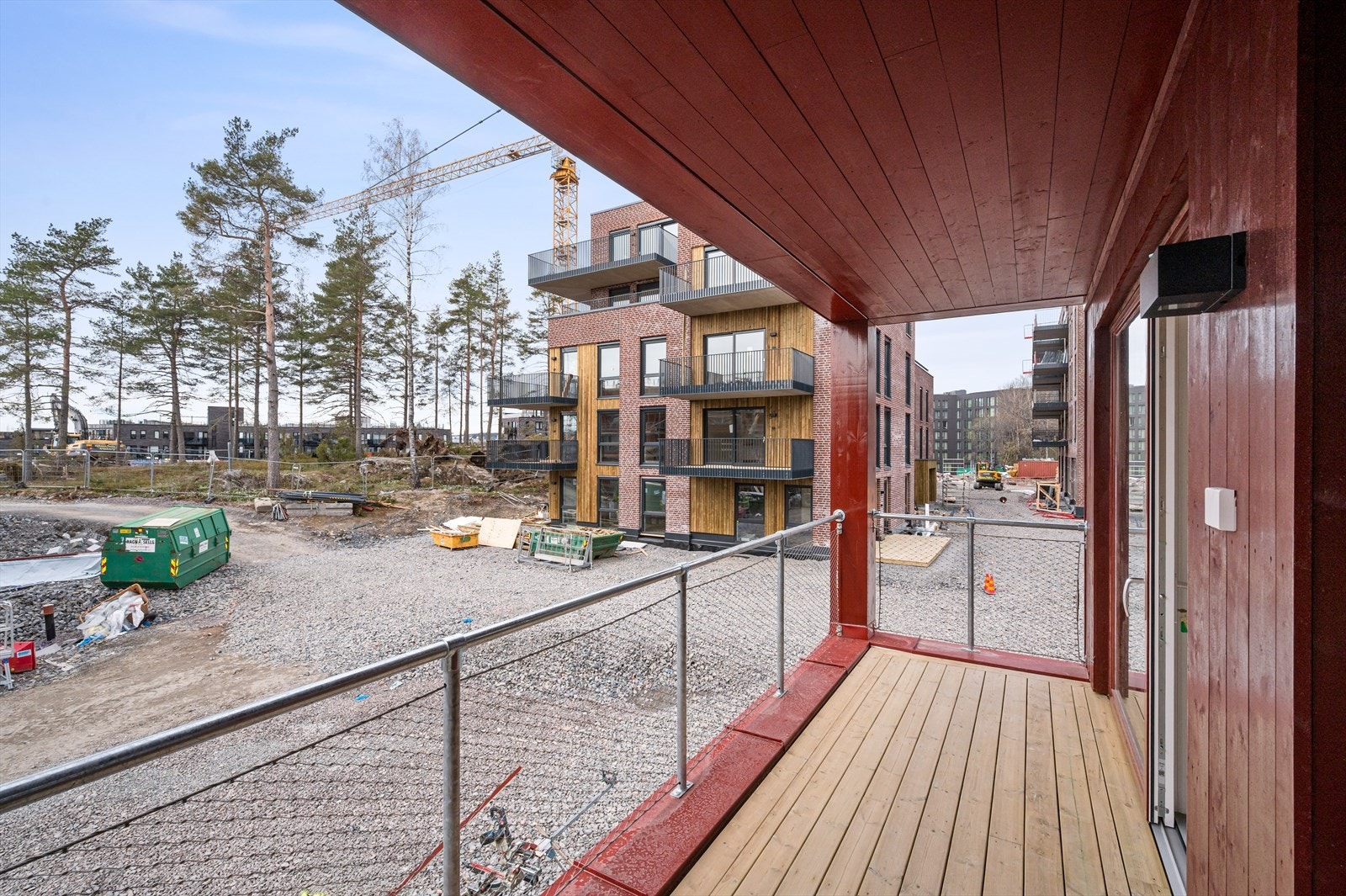 Ca. 8 kvm vestvendt balkong i 2 etg. Vender inn mot gårdshage. Galleribilde