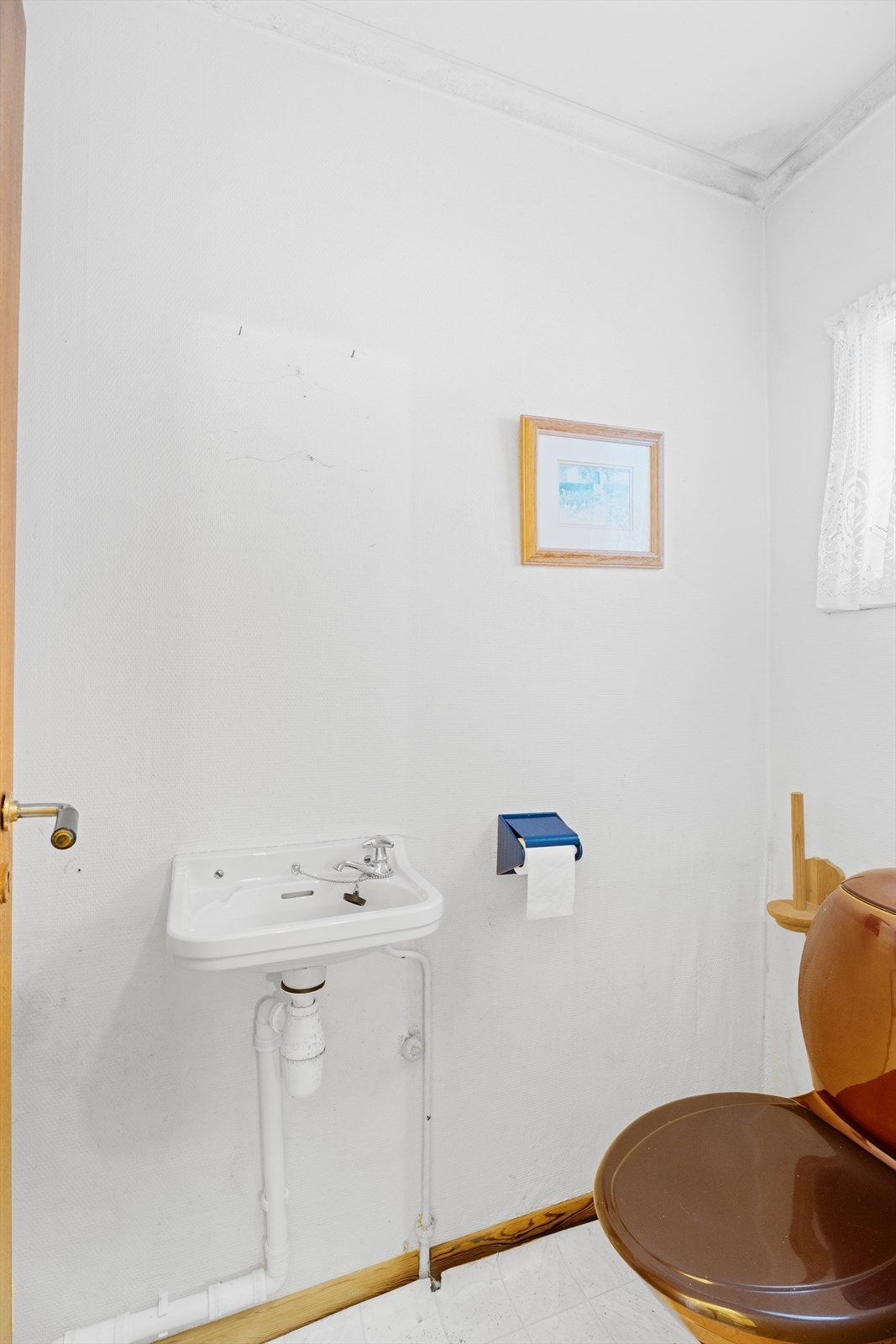 Toalettrom i 2. etasje med belegg på gulv og malt tapet på vegger Galleribilde