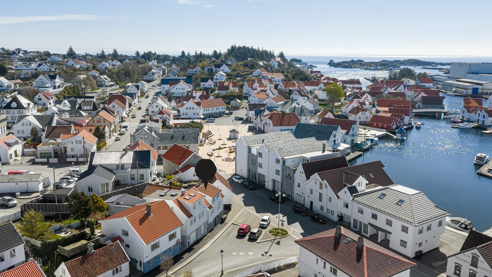 Boligen har en meget sentral og populær beliggenhet midt i hjertet av Norges sommerby Skudeneshavn Galleribilde