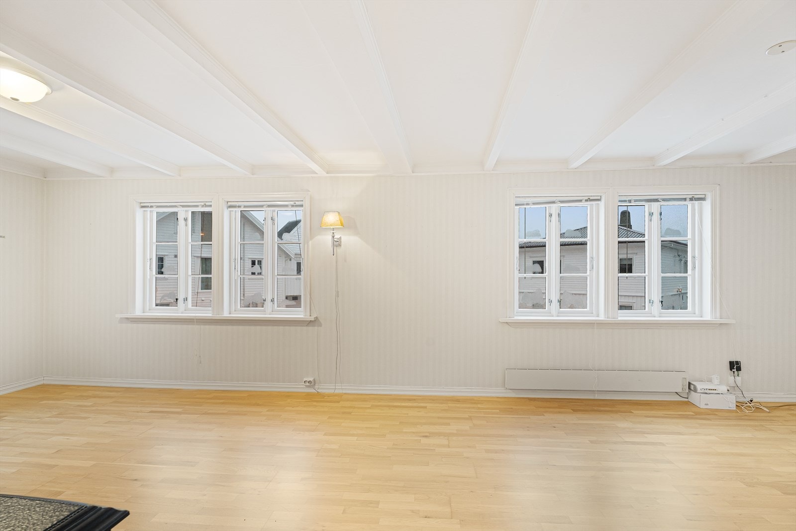 Flere av de innvendige overflatene er blitt fornyet/pusset opp både av dagens og tidligere eier - kjøper må allikevel påregne fornying av enkelte overflater samt det må også forventes noe ferdigstillelse Galleribilde