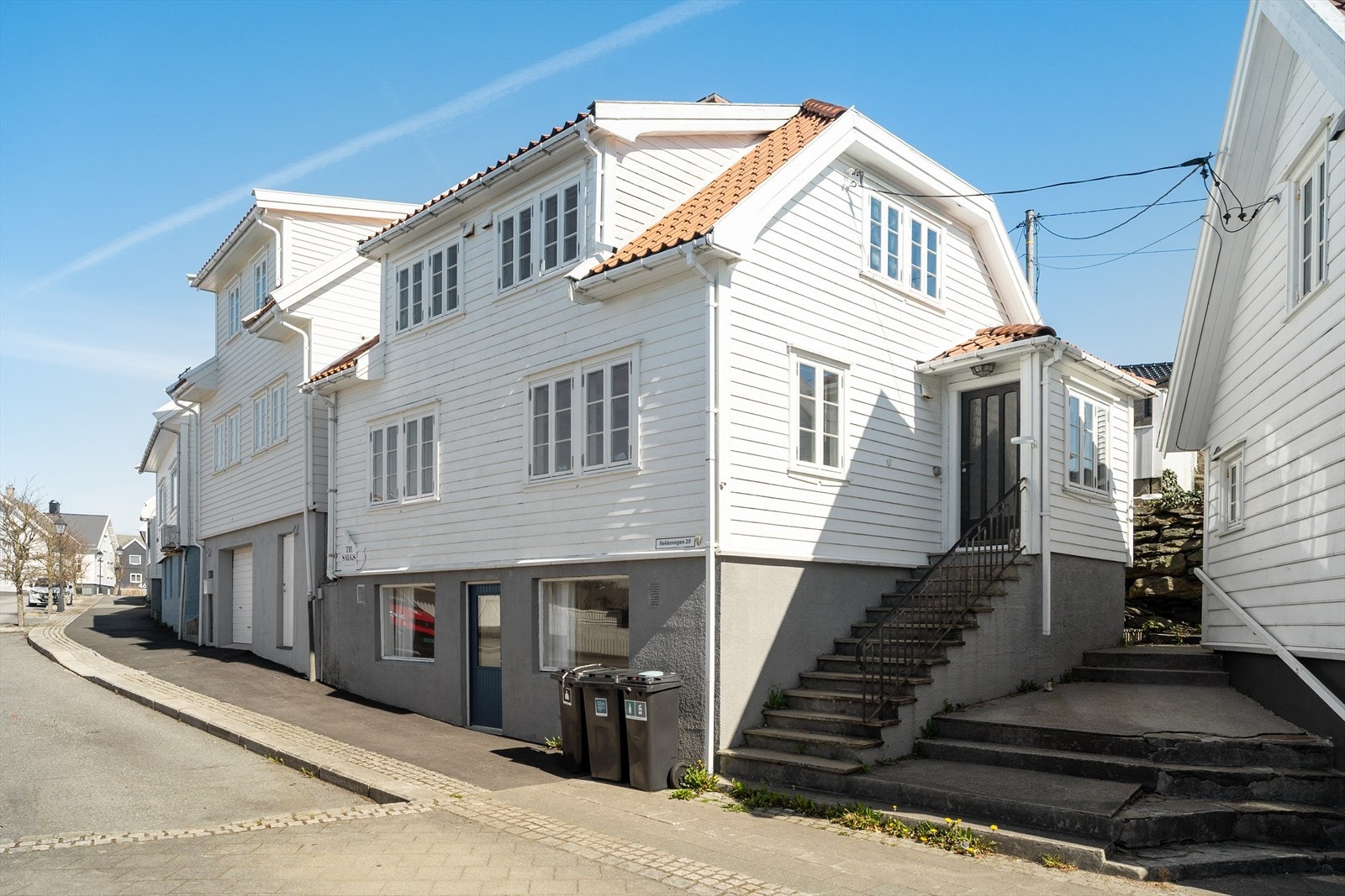Rekkevegen 20 er en sjarmerende enebolig/fritidsbolig som er innredet over tre plan Galleribilde
