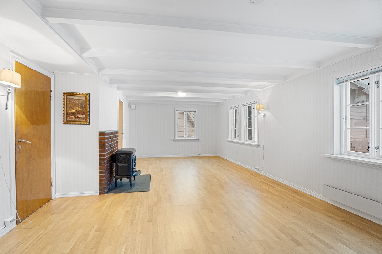 Boligen har en lys og romslig stue med god plass til sofagruppe og spisebord Galleribilde