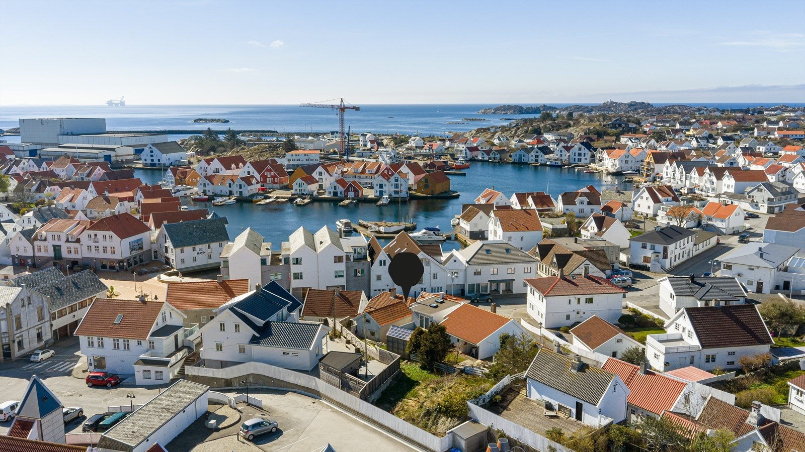Her bor du med gangavstand til alt som byen kan tilby, som bl.a: barnehager, barne- og ungdomsskole, stort og flott idrettsanlegg, golfbane, idylliske gamlebyen, restauranter, sandstrand og flotte turområder Galleribilde