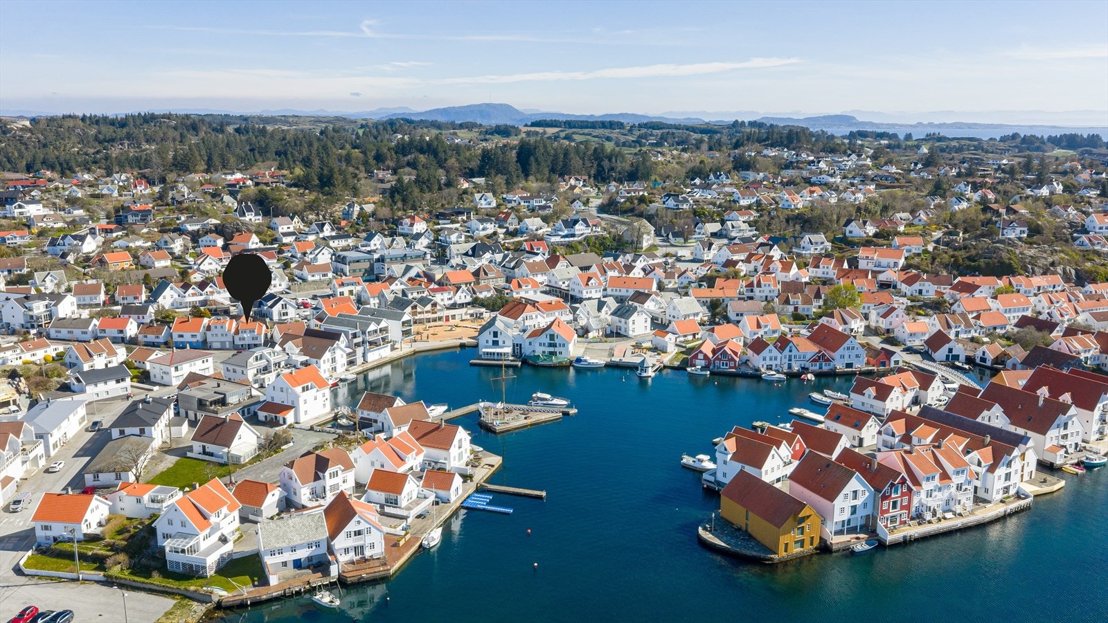 Eiendommen har også bruksrett til båtplass på kaien sør for Selvåg 2 (med en bredde på 5 meter) Galleribilde