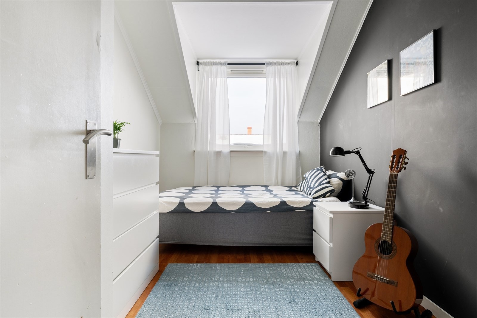 Fra gangen har man direkte tilgang til boligens andre soverom. Soverommet er på ca. 8,8 m² og har god plass til dobbelseng. Galleribilde