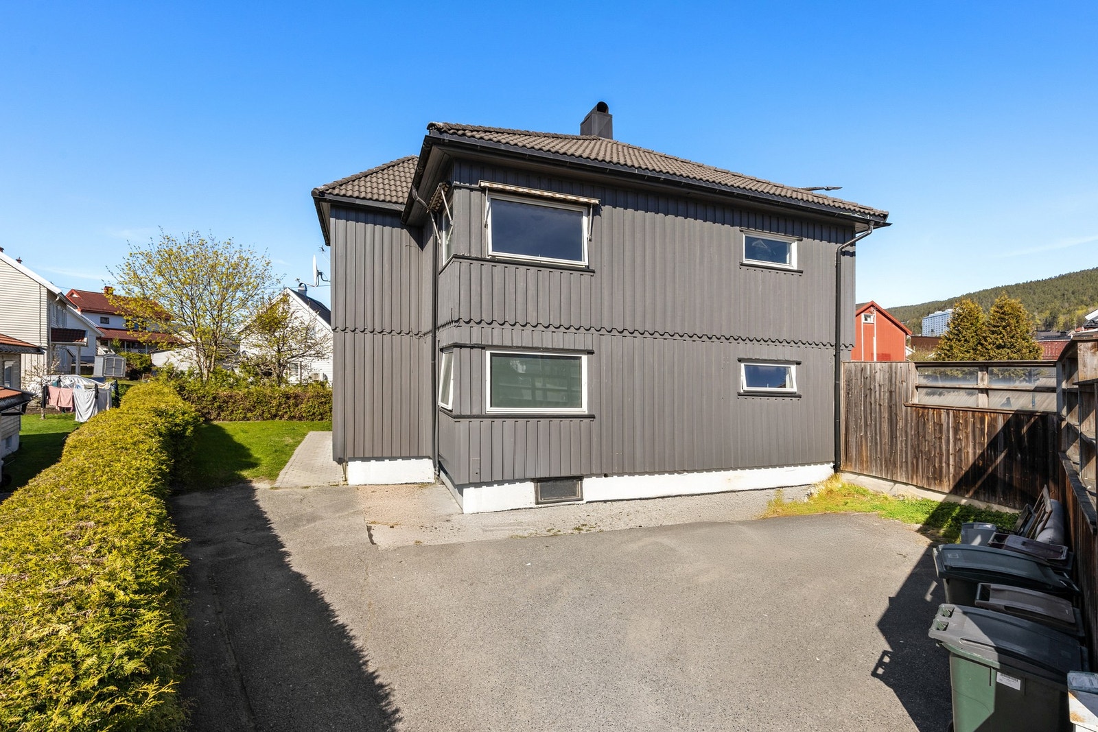 Dette er en innholdsrik tomannsbolig over fire plan med oppussingsbehov Galleribilde