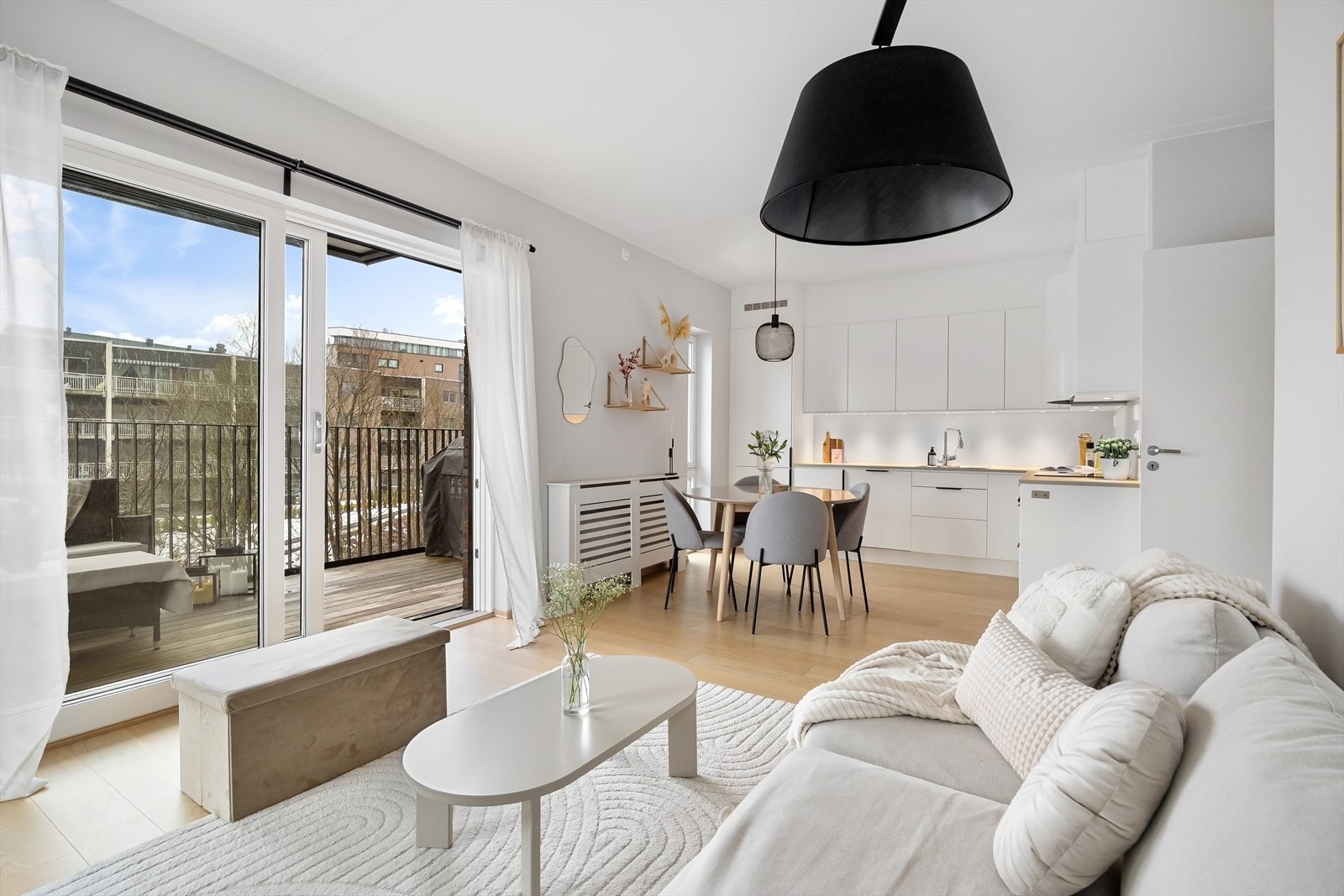 Lys og innbydende stue med god romfølelse og moderne finish. Galleribilde
