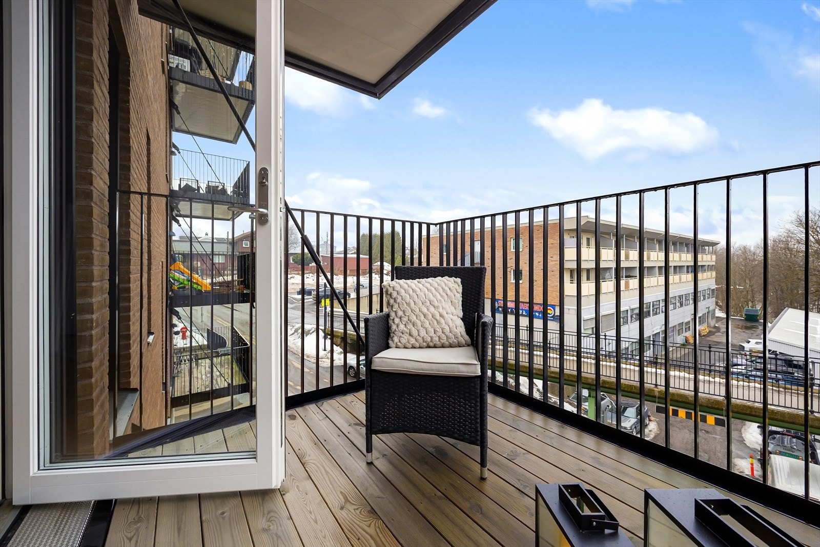 Utgang til en fin balkong på ca. 5 m². Galleribilde