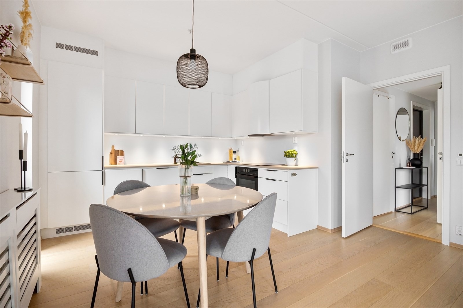 Stuen har en møbleringsvennlig utforming med flere soner, og god plass for både sofagruppe, spisebord og tilhørende møblement. Galleribilde