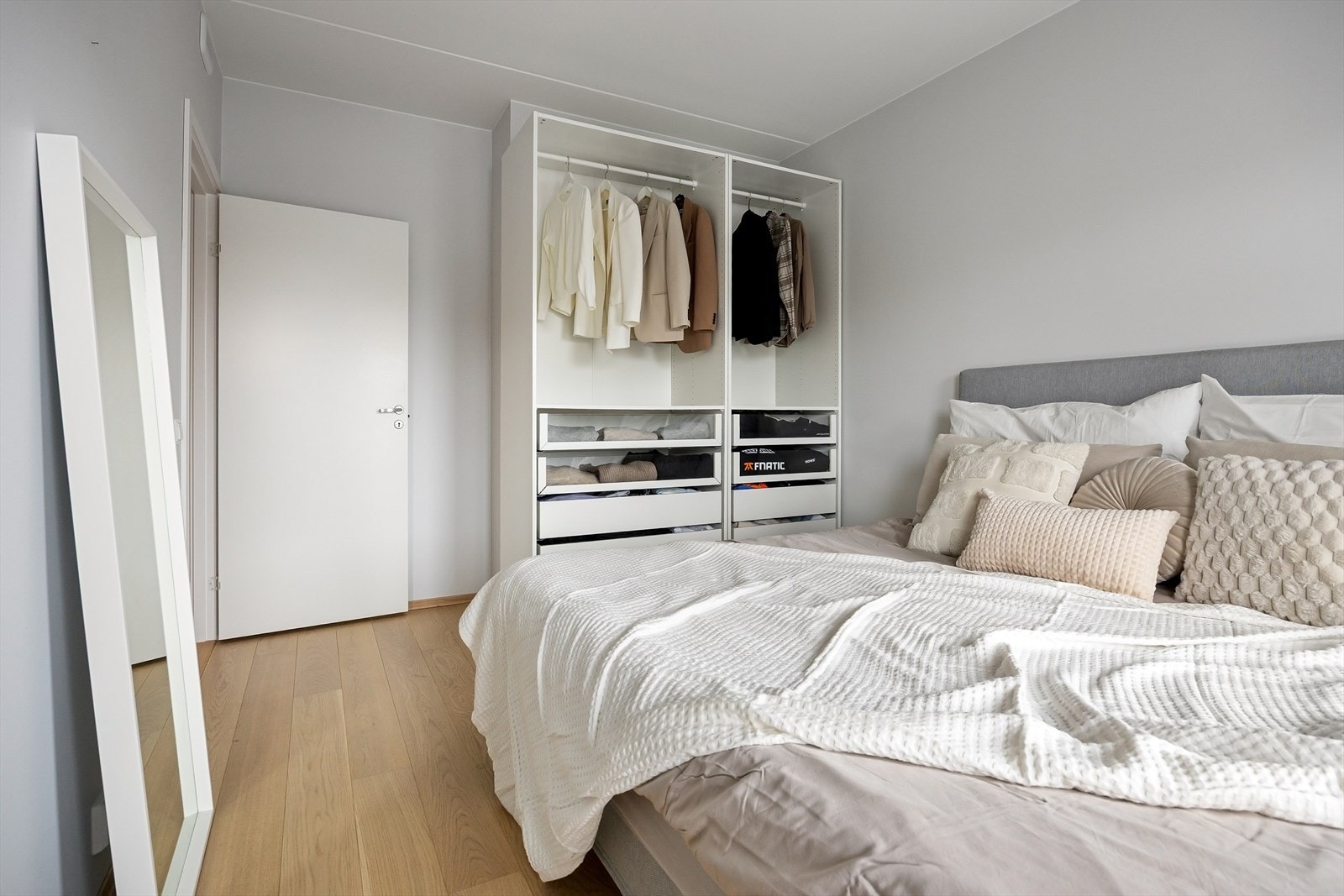 God plass til garderobeskap. Galleribilde