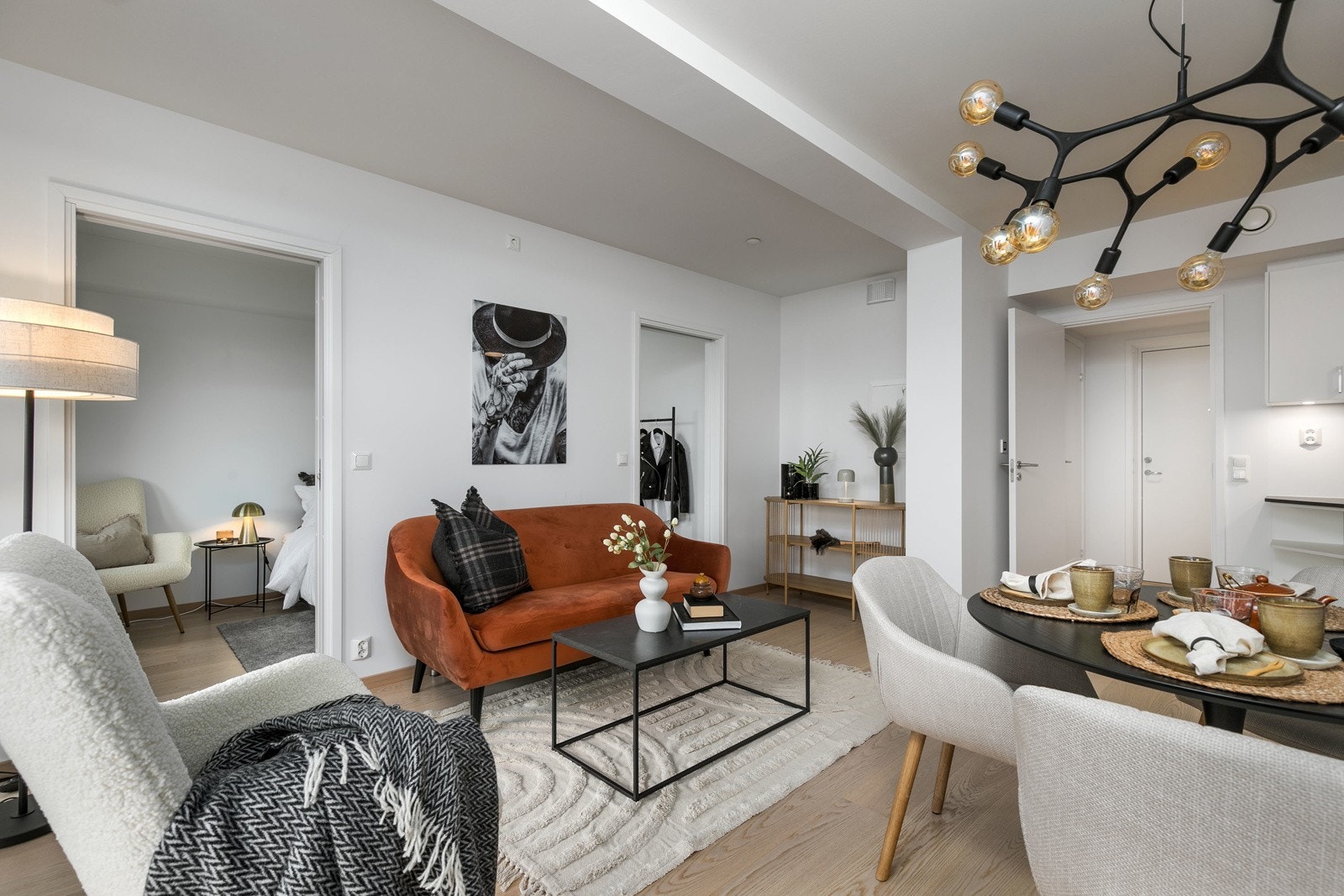 Leiligheten har en meget god internbeliggenhet i bygget, vendt mot skogen og friareal. Bilde fra L702. Galleribilde