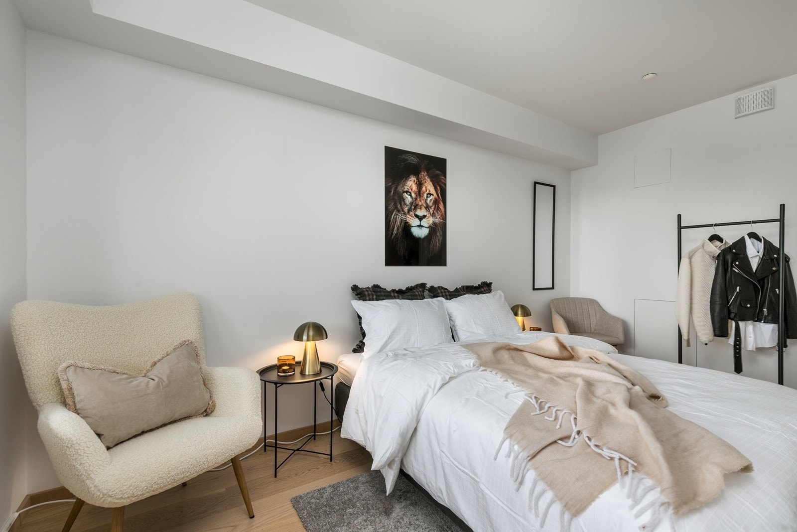 Fin avsatt plass til skapinnredning på soverom. Bilde fra L702. Galleribilde