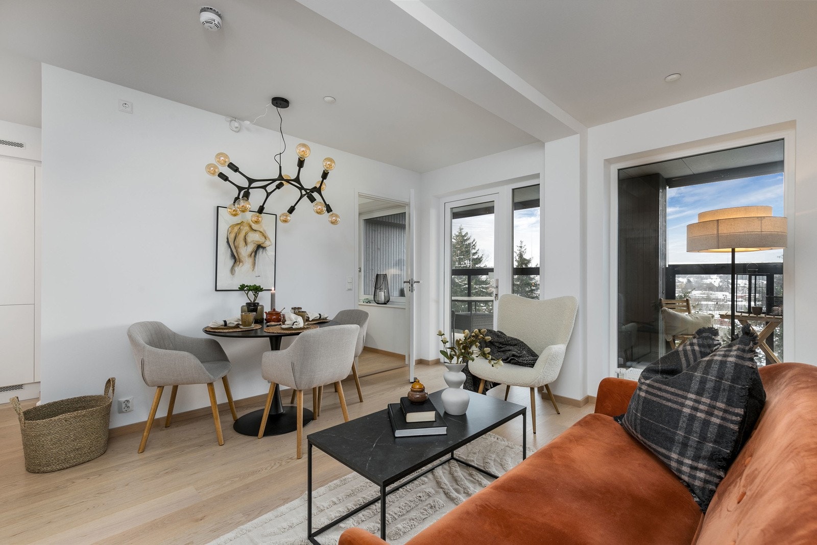 Oppvarming med vannbåren varme via radiatorer, samt balansert ventilasjon med varmegjenvinning - en meget energieffektiv leilighet! Bilde fra L702. Galleribilde