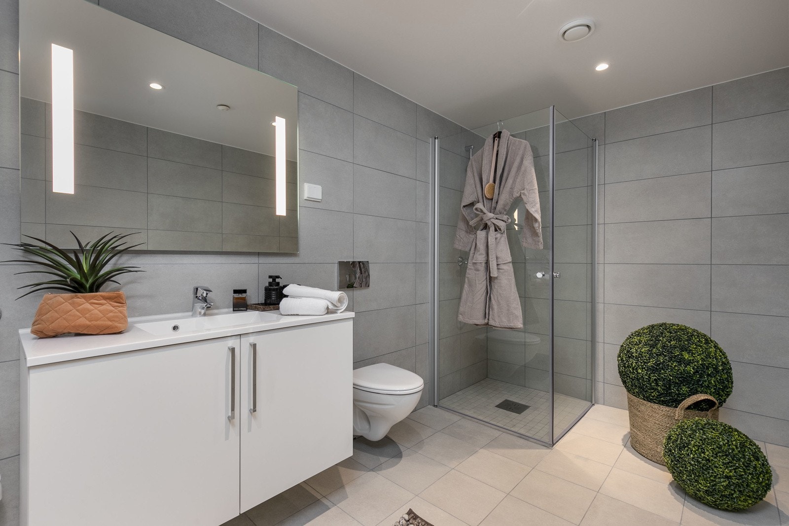 Badet har varmekabler i gulv. Opplegg for vaskemaskin. Bilde fra L702. Galleribilde