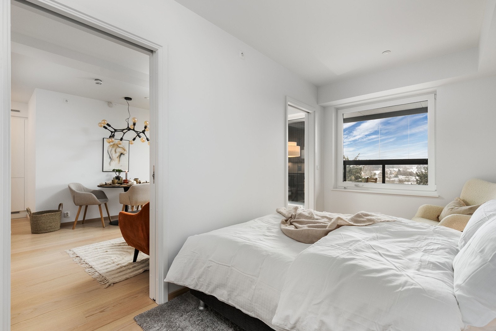 God plass til dobbeltseng med tilhørende nattbord på hver side. Bilde fra L702. Galleribilde