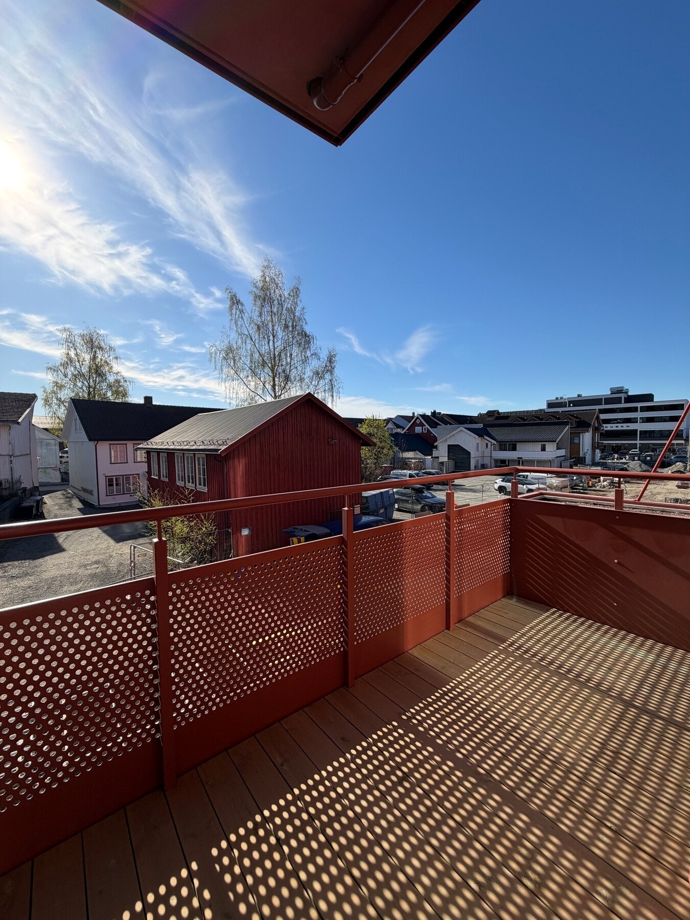 Leiligheten har en hyggelig balkong med fint utsyn. Galleribilde