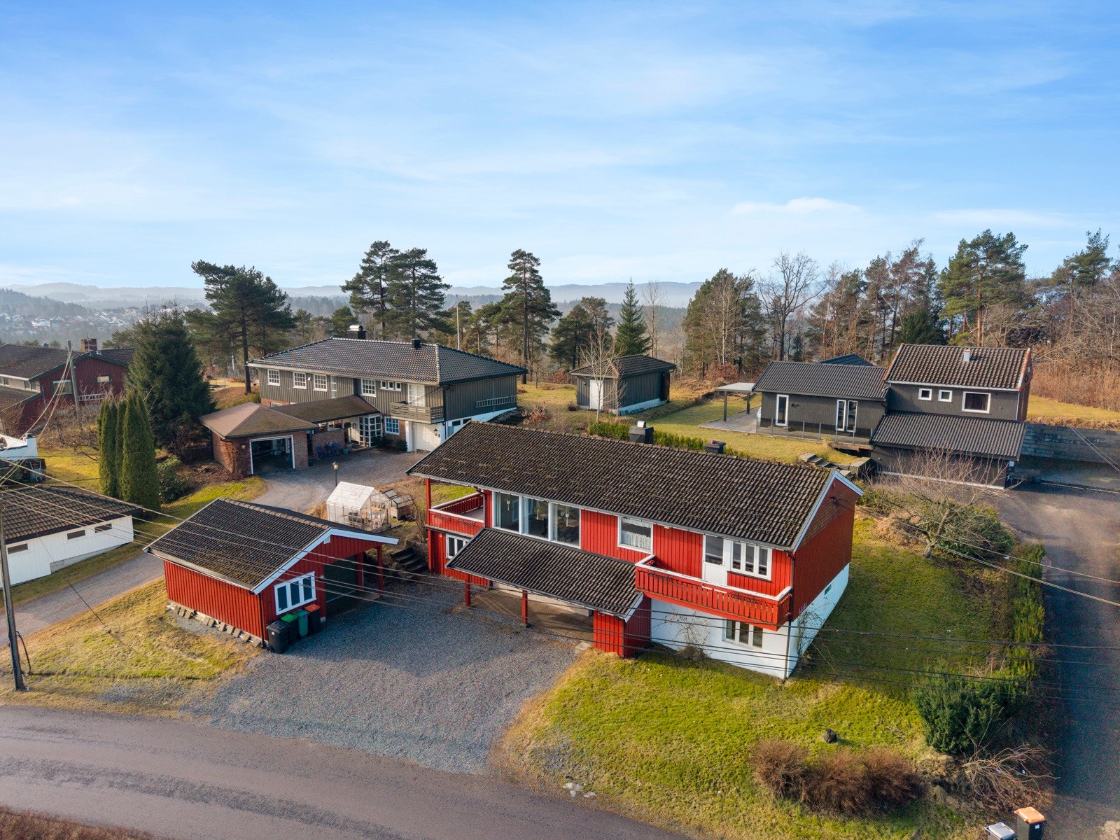 Meglerhuset Telemark har gleden av å vise Hjortestien 25 - en lys og romslig enebolig over to etasjer på Stridsklev. Galleribilde