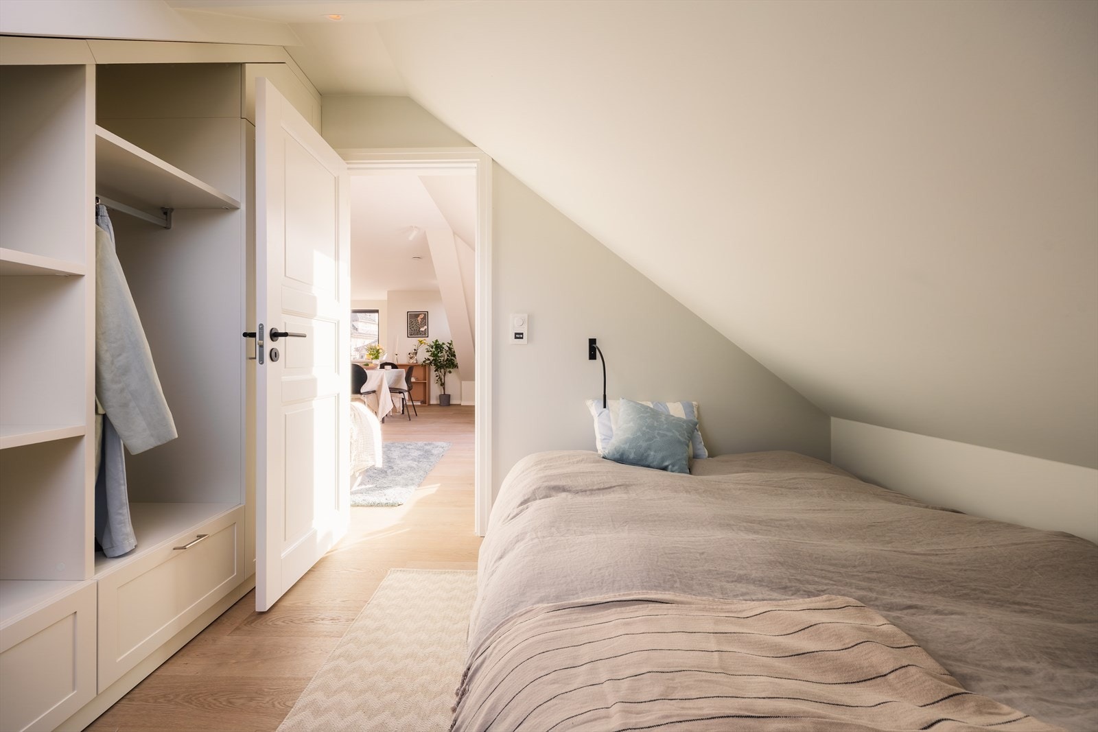 Soverom II med veluxvindu. Varme i gulv og downlights i himling. Plassbygget garderobeskap Galleribilde