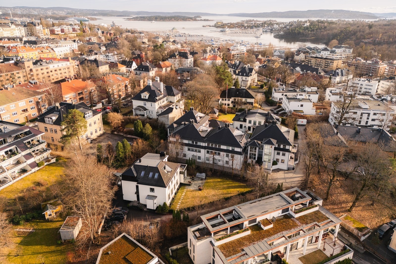 Klassisk gårdsbebyggelse og byhus i området. Det meste av bebyggelsen er fra første halvdel av forrige århundre. Mix av boliger mens enkelte eiendommer benyttes til nærings- og ambassadevirksomhet. Galleribilde