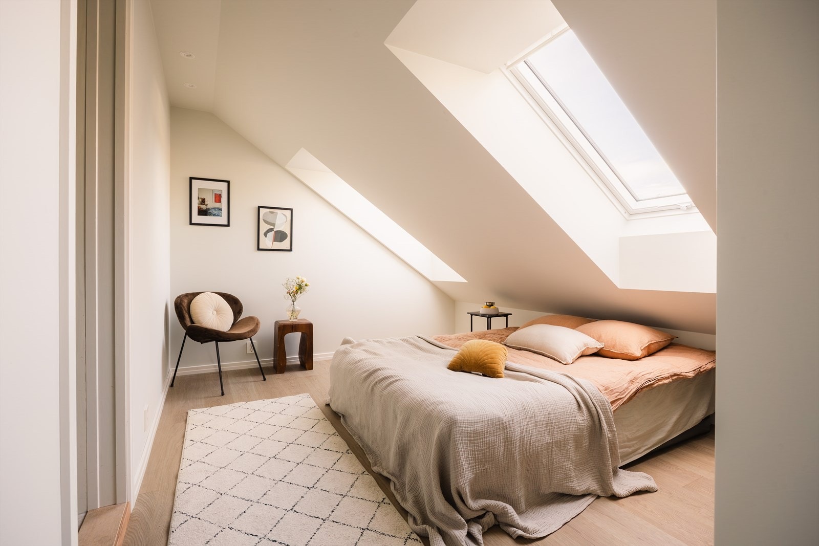 Hovedsoverommet har god plass til stor dobbeltseng med nattbord på begge sider. Eget bad og plass til pult. Veluxvinduer i tak. Galleribilde