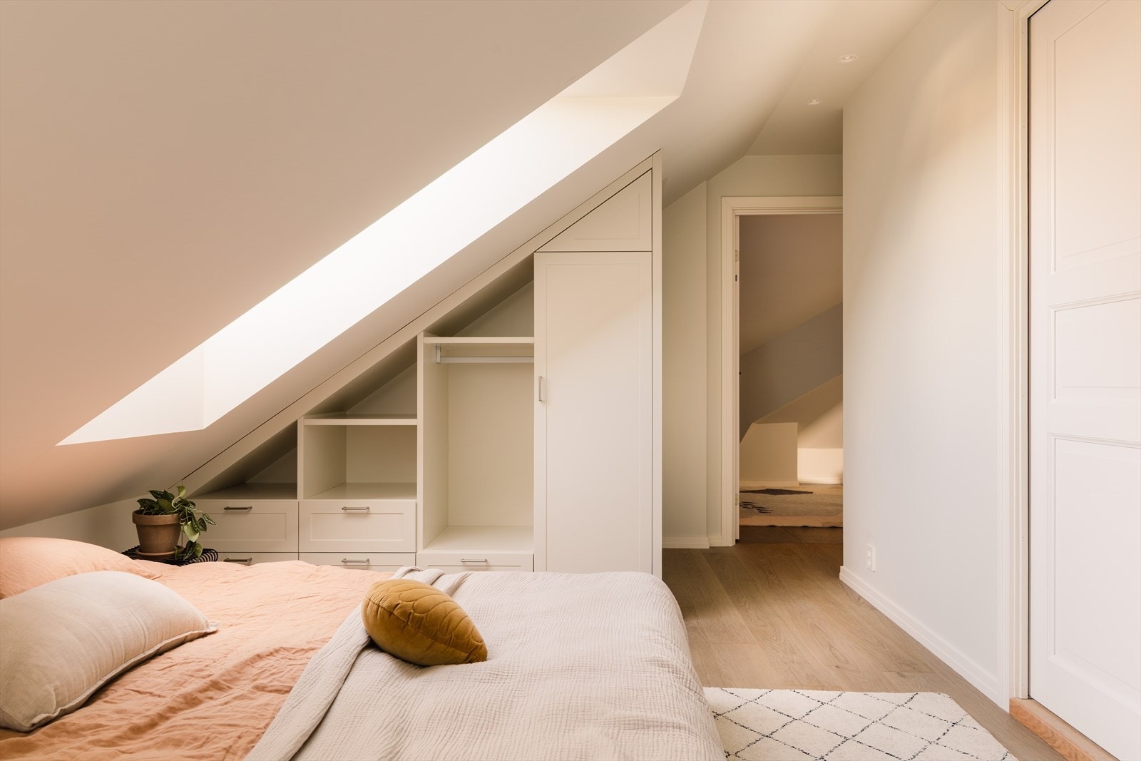 Hovedsoverommet har god plass til oppbevaring i plassbygde garderobeskap fra møbelsnekker. Varme i gulv og downlights i himling Galleribilde