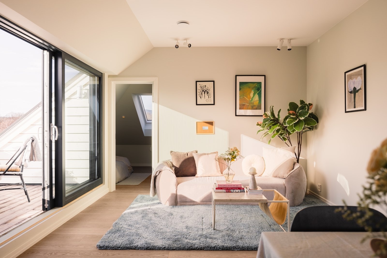 Den generøse takhøyden på 3,58 meter, kombinert med store vindusflater som slipper inn rikelig med dagslys, gir leiligheten en luftig og romslig atmosfære. Galleribilde