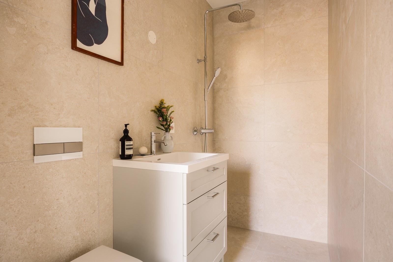 Badet tilknyttet hovedsoverommet har: Heldekkende servant og ettgreps blandebatteri. Det er installert vegghengt toalett, og sisternen er utstyrt med lekkasjepose for oppsamling og synliggjøring av eventuell lekkasje. Galleribilde