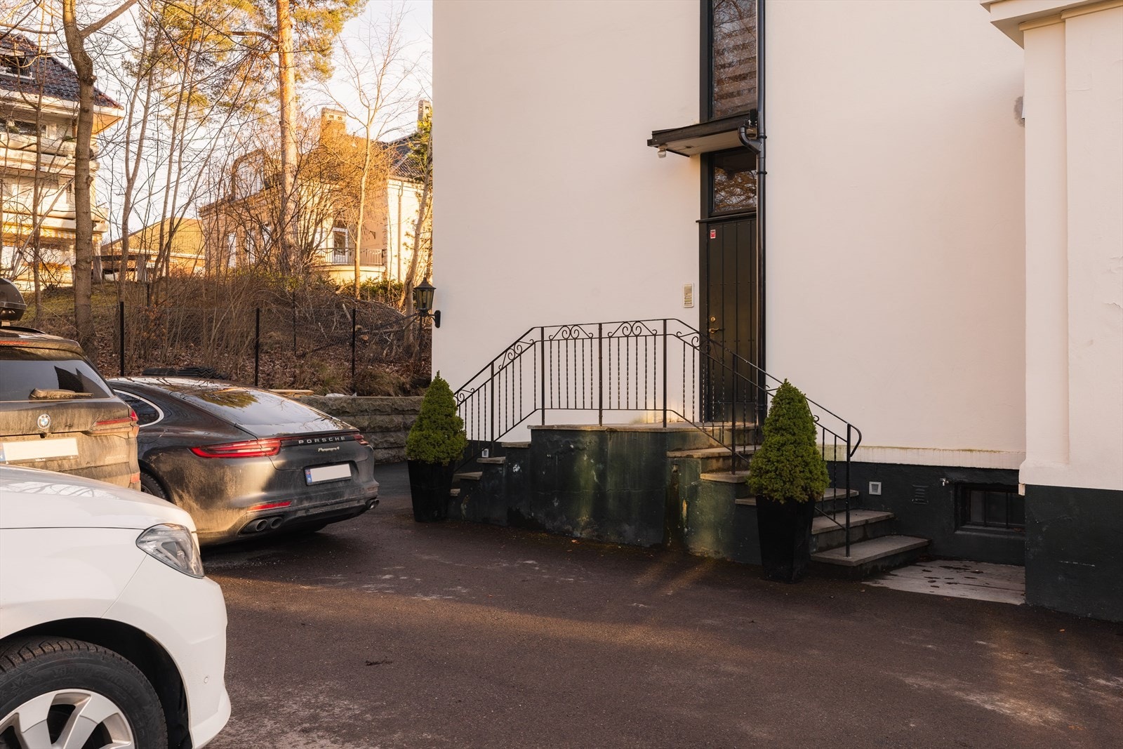 Det medfølger 2 stk parkeringsplasser på felles tomt. Plassene til seksjonen er de to første på venstre side på plassen Galleribilde