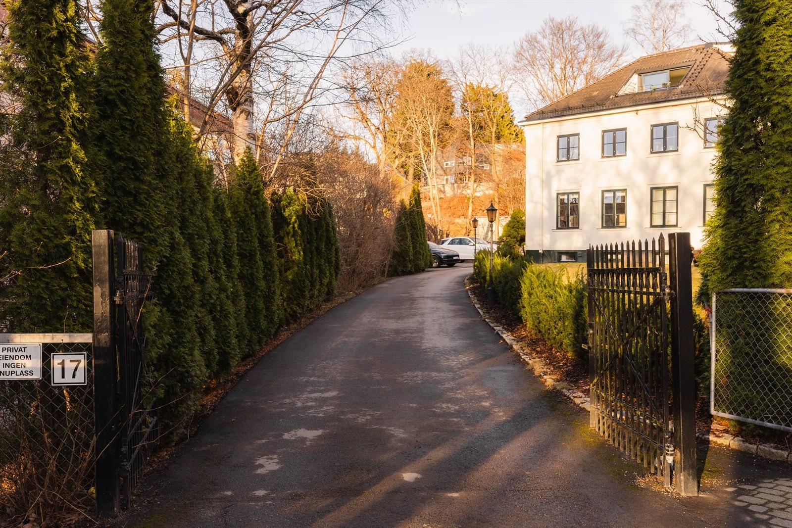 Pent opparbeidede fellesarealer med asfaltert gårdsplass og adkomstvei, natursteinsheller, støttemurer, plen og variert beplantning. Opplyst adkomstvei med lykter Galleribilde