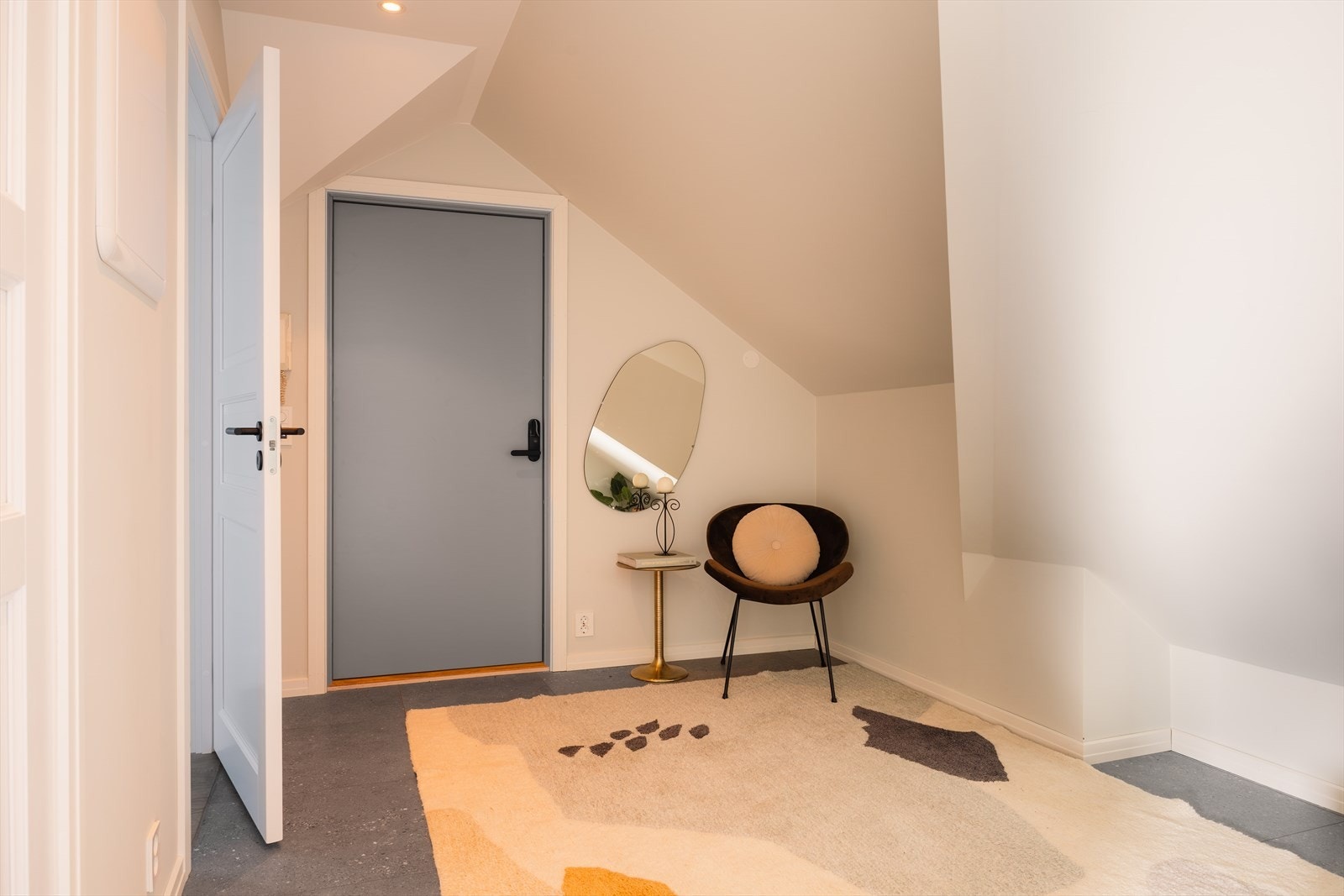 Innbydende entré med god plass til skap, skoskap, knagger eller annen oppbevaring. Entréen er flislag med varme i gulvet. Porttelefon på vegg Galleribilde