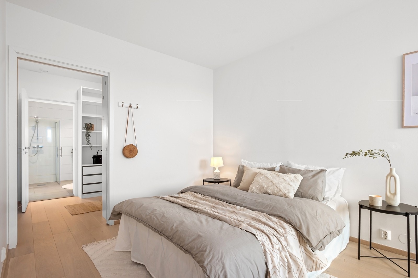 Hovedsoverommet har i tillegg direkte adkomst til walk-in garderobe og videre til badet. Galleribilde