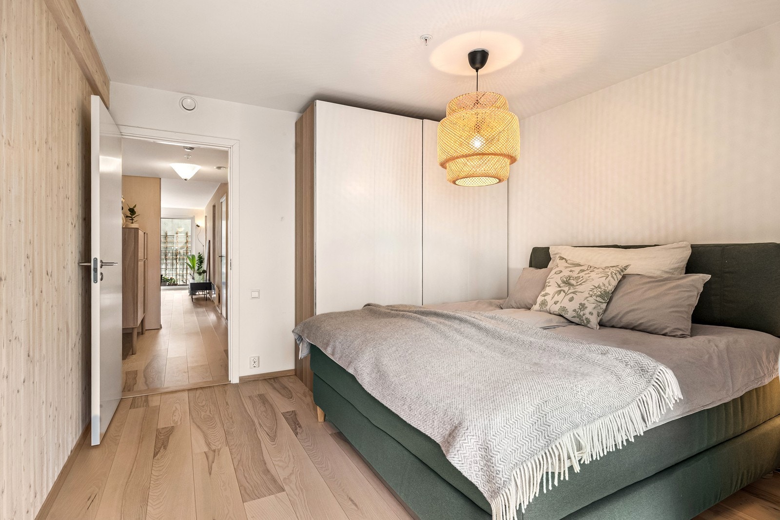 Det romslig garderobe på hovedsoverommet. Galleribilde