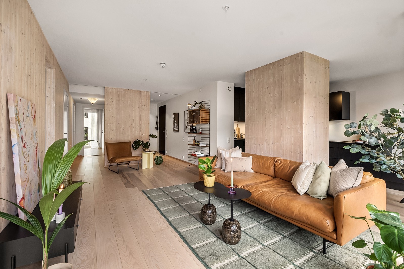 Velkommen til Nordre Gate 22A - en innbydende og tiltalende 4-roms selveier i anerkjent arkitekttegnet bygg med mange fine detaljer. Her bor du med god standard og attraktivt til med både heis, balkong og muligheter for garasje. Galleribilde