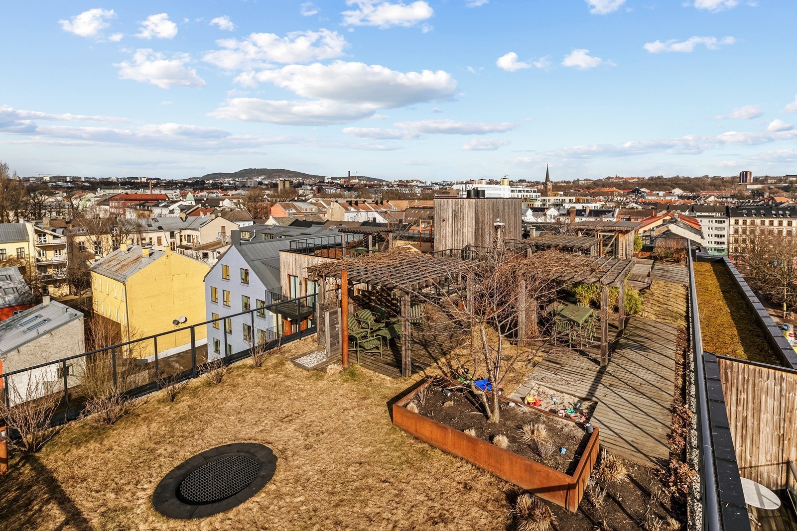 Takterrassen er pent beplantet og godt vedlikeholdt av gartner. Galleribilde