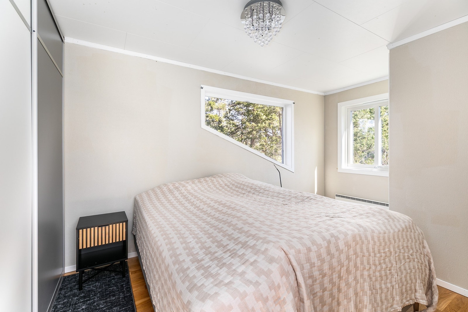 Rom på ca. 9 kvm. i andre etasje, innredet med skyvedørsgarderobe og benyttet som soverom. Galleribilde