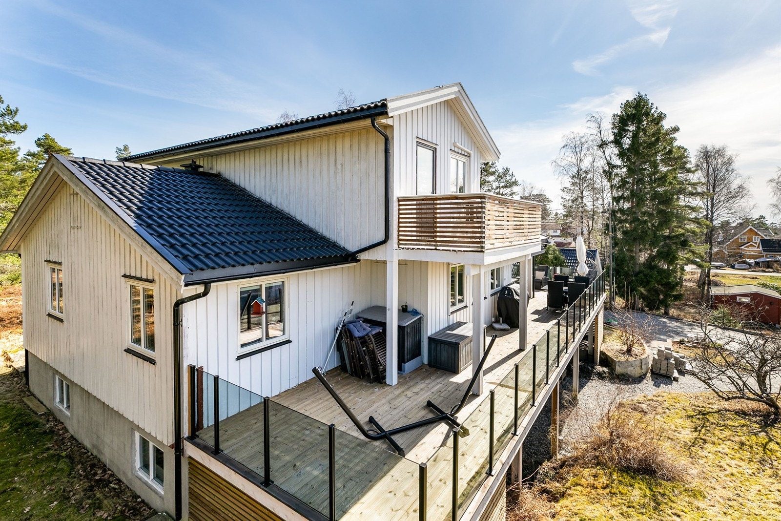 Boligen er vesentlig påkostet i senere år. Kledning er skiftet ut på fire vegger i 2025 og 2026. 10 vinduer ble skiftet ut i første og andre etasje i 2024. Takstein ble etterbehandlet i 2023. Fotograf; Børge Oppegård. Galleribilde