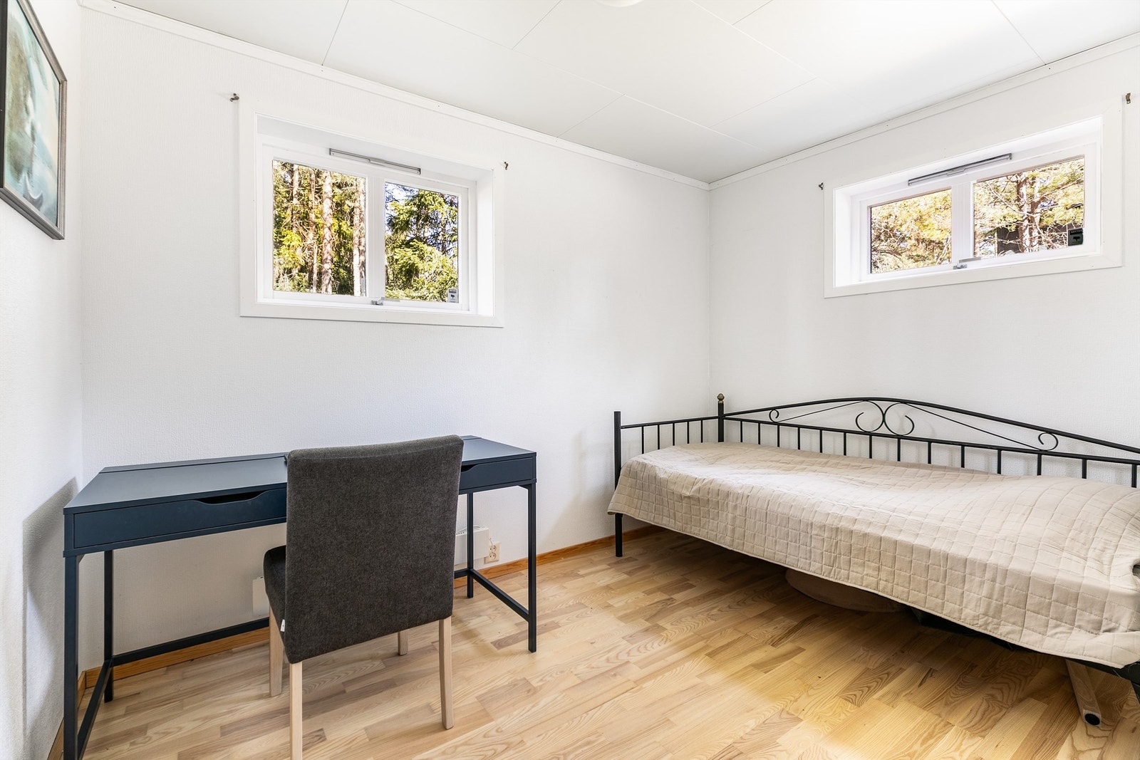 I underetasjen inngår også to soverom med nesten 8 kvm. gulvflate hver. Begge er innredet med skyvedørsgarderobe. Galleribilde