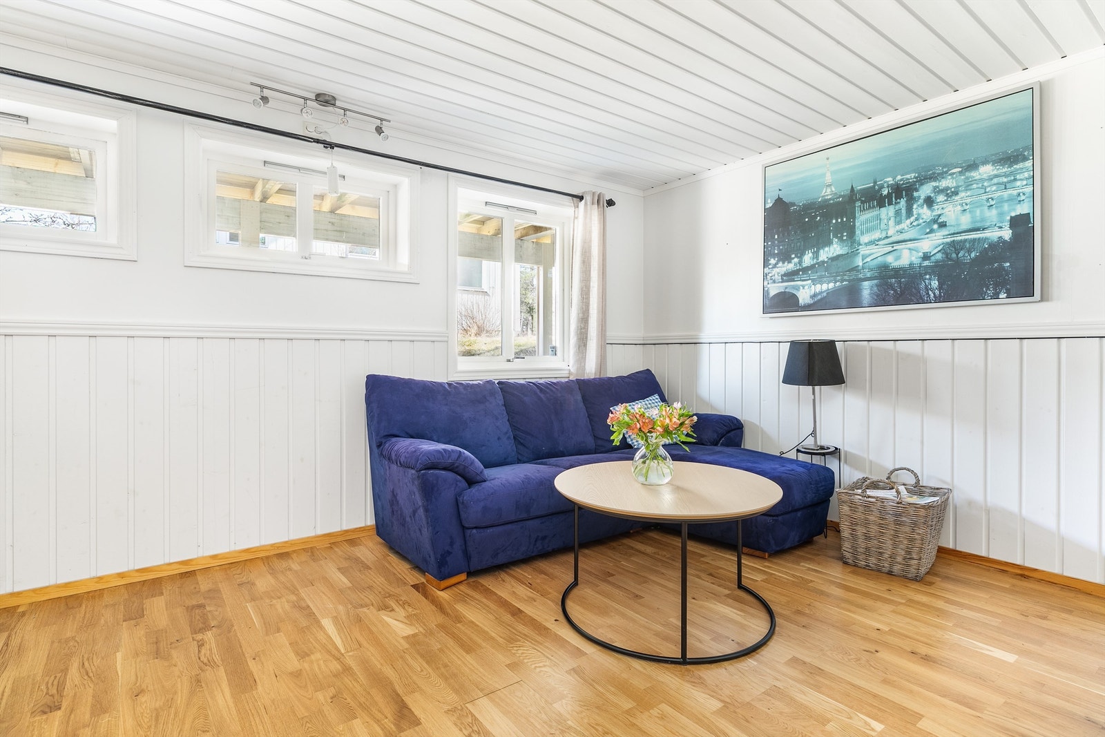 I underetasjen kan barna/ungdommene få sin helt egen avdeling. Det er god plass til sammenkomster uavhengig av etasjen over og adkomst kan skje gjennom etasjens egen entré. Galleribilde