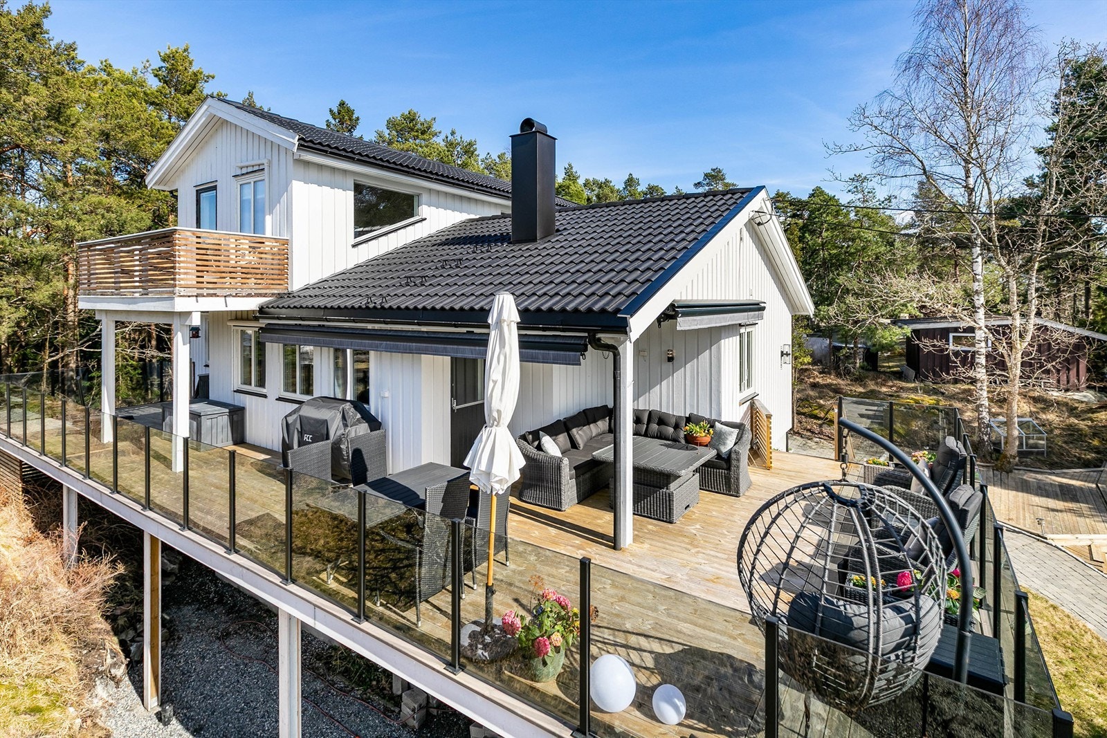 Terrassen ble i 2025 utvidet til over 60 kvm. og rammet inn med nytt rekkverk i glass som ivaretar de gode solforholdene. Utvidelsen er ikke omsøkt eller godkjent. Galleribilde