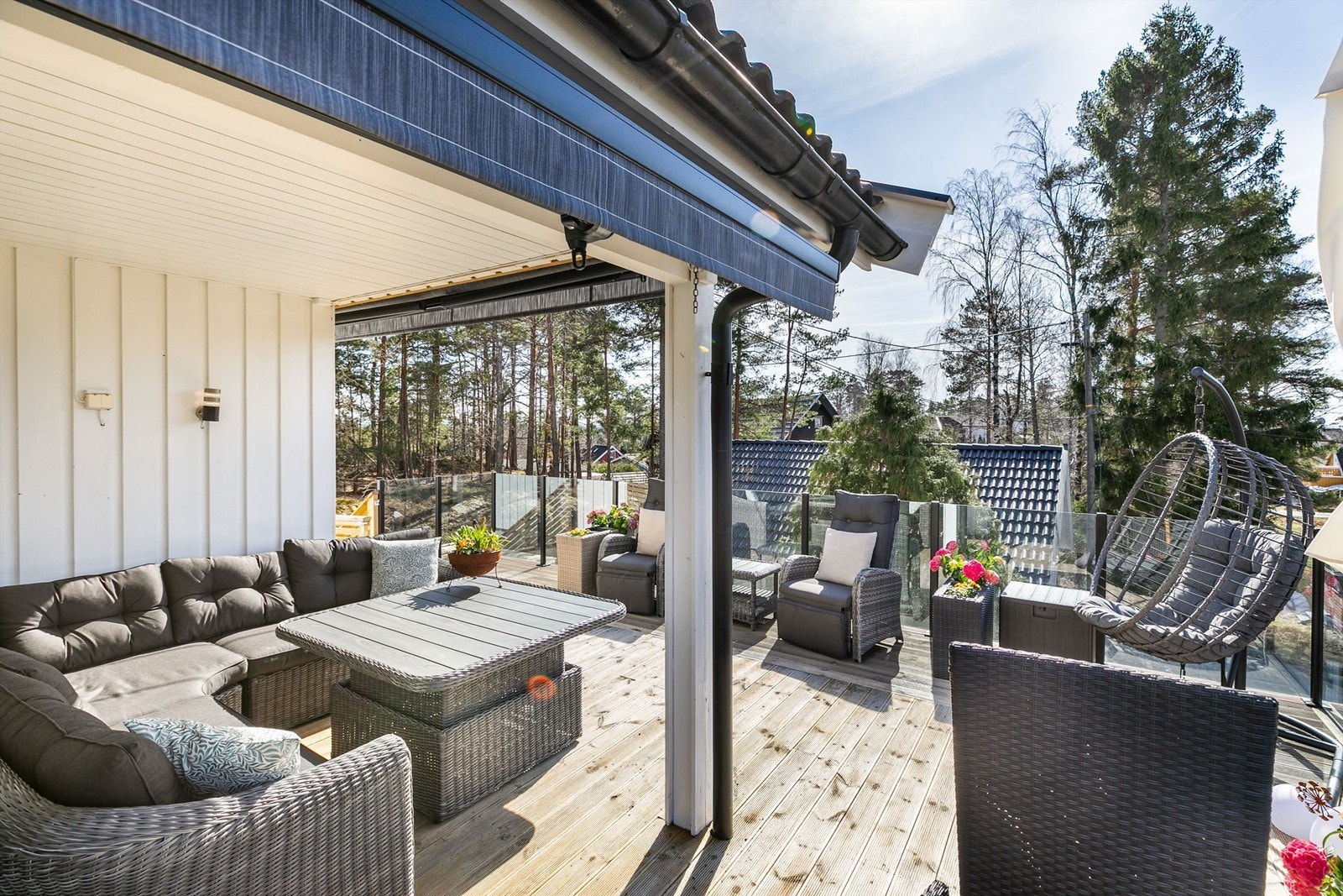 Sommerstid er det sol på terrassen store deler av dagen. Overbygg og markiser gir i tillegg mulighet for svale soner. Galleribilde