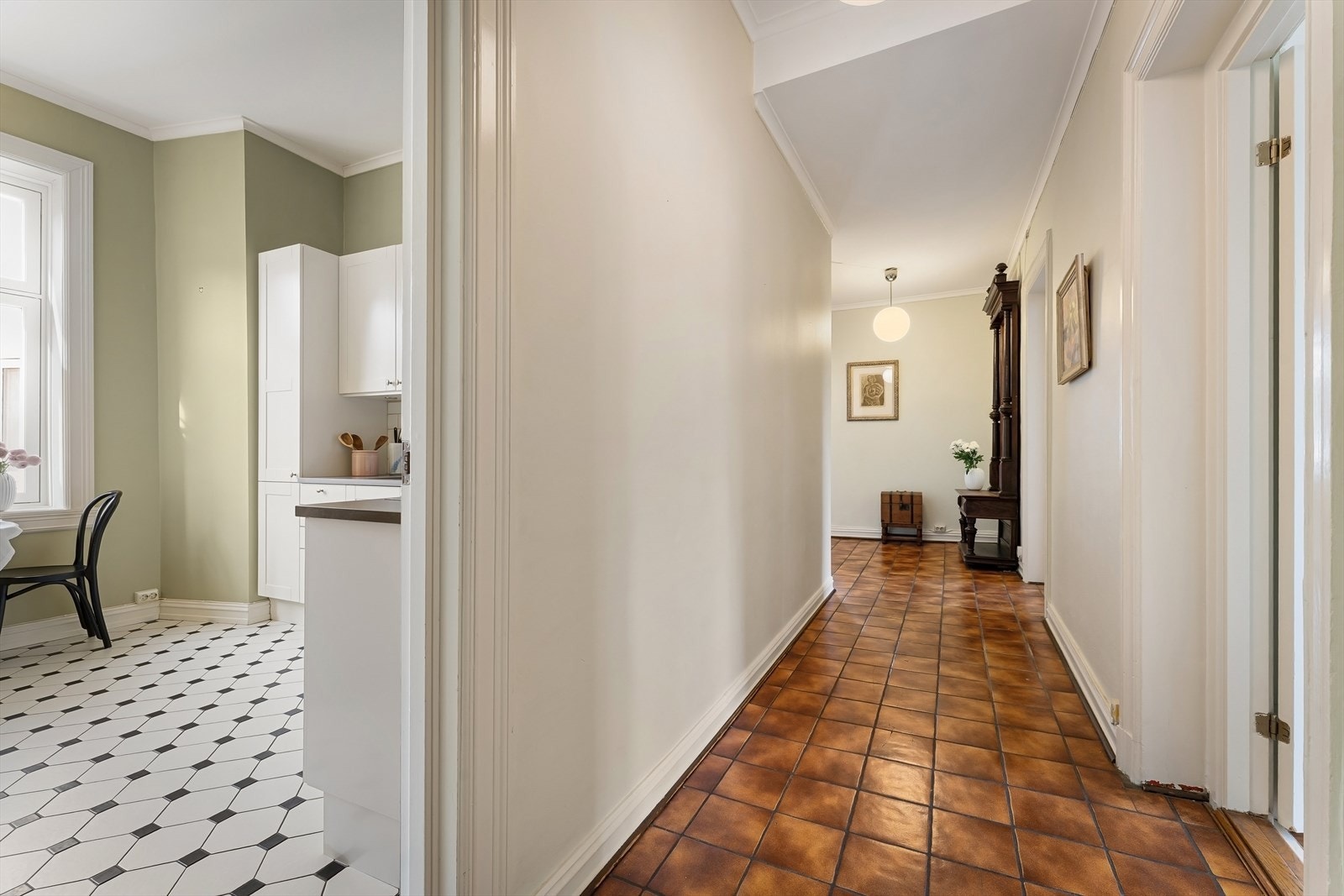 Entré er romslig med plass til garderobe, klesoppheng og annet møblement. Galleribilde
