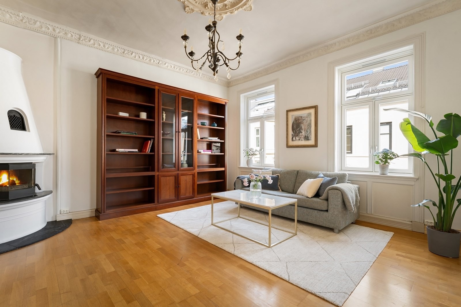 Stue med peis og store vindusflater som slipper inn rikelig med lys. Galleribilde