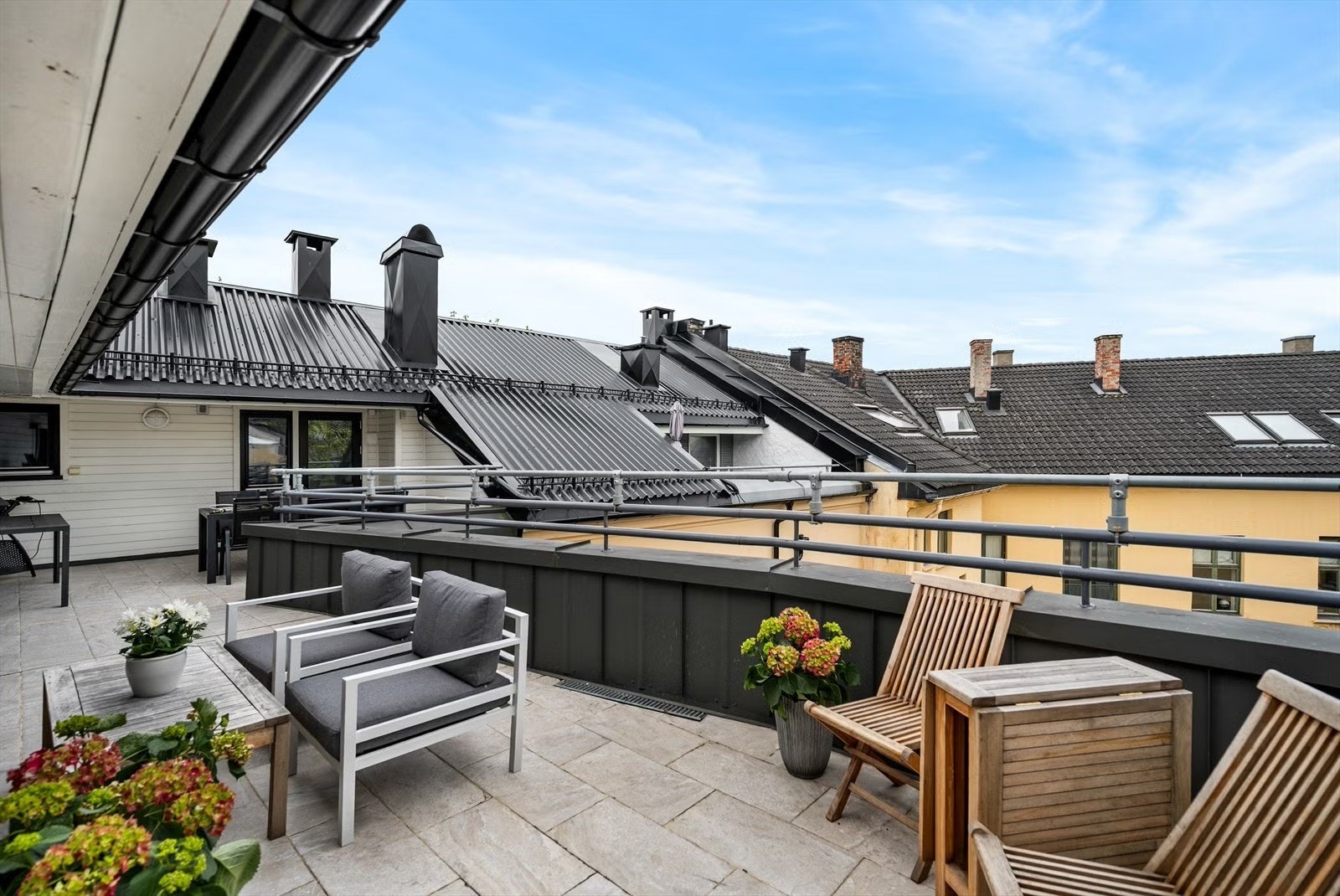 Felles vestvendt takterrasse mot bakgård. Utstyrt med sittegrupper, grill og belysning. Galleribilde