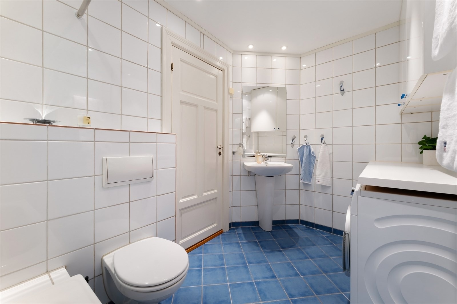 Varmekabler i gulv og downlights i himling. Galleribilde