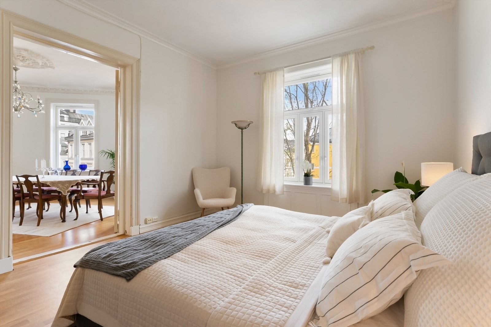 Flott hovedsoverom med god plass til stor dobbeltseng. Galleribilde