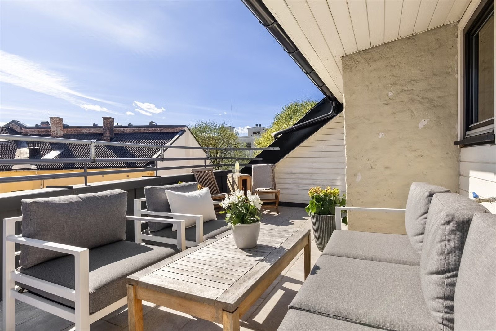 Solrik, sydvestvendt takterrasse med fin utsikt over hustakene og utover nærområdet. Galleribilde