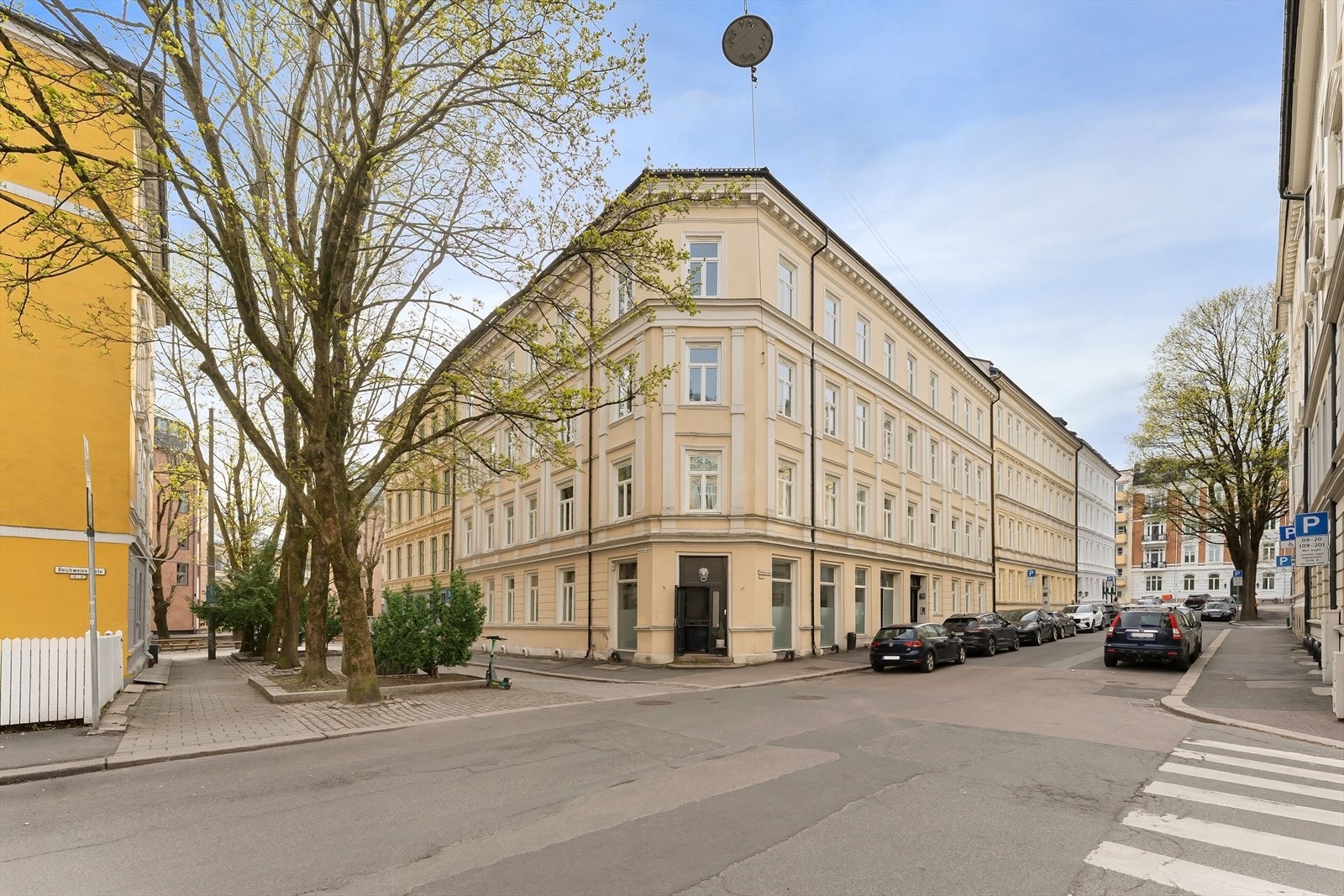 En attraktiv og rolig beliggenhet i Vika, med gangavstand til kaféer, Solli plass, Aker Brygge, offentlig kommunikasjon, etc. Galleribilde