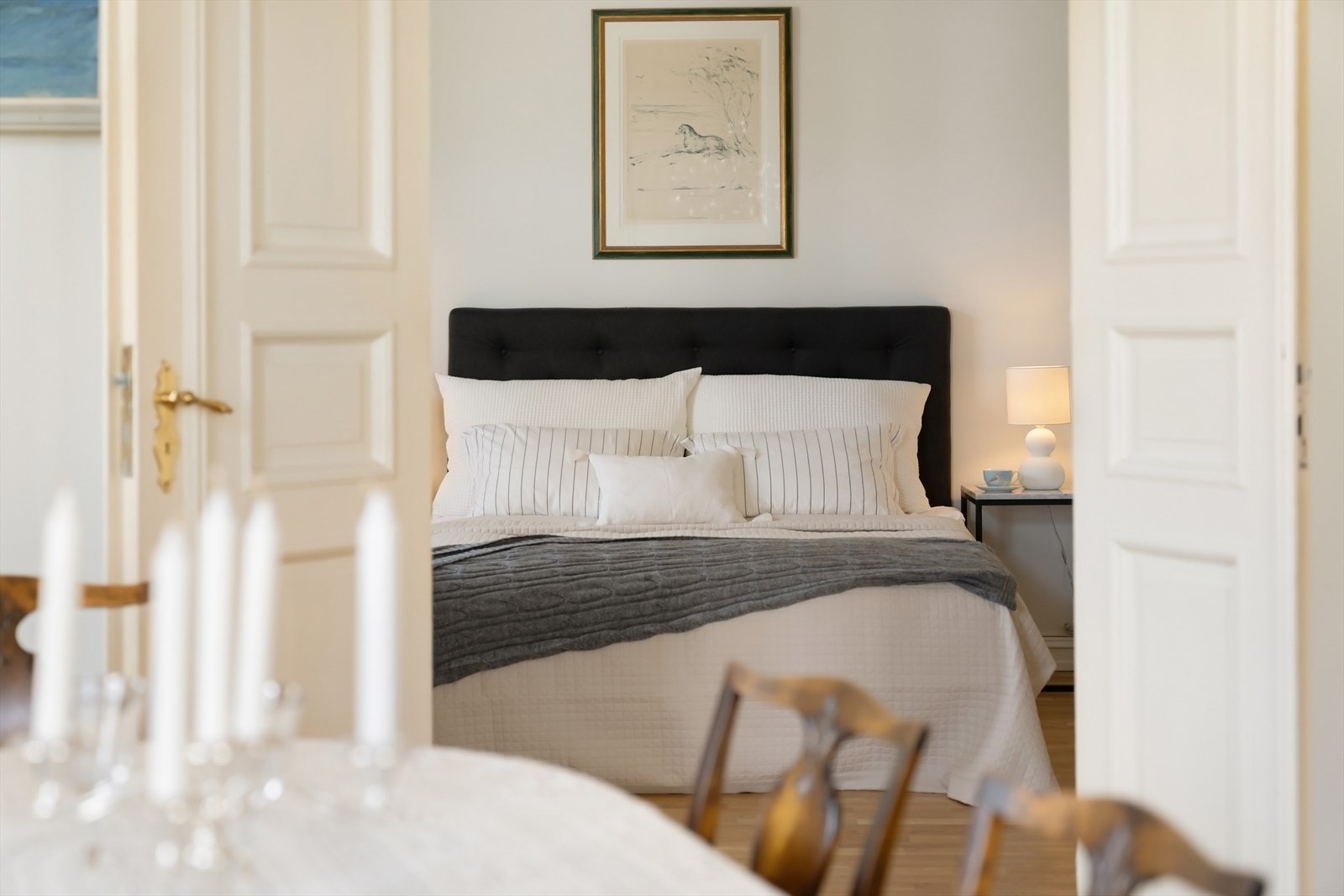 Inn til hovedsoverom fra spisestue via doble fløydører, samt inngang til rommet fra entré. Galleribilde